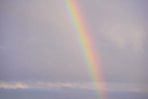 cielo y arco iris después lluvia foto