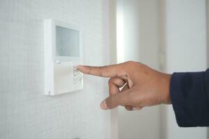 giro en cambiar inteligente hogar pared controlar panel, regular aire condición dispositivo. foto