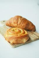 Croissant recién horneado en placa con espacio de copia foto