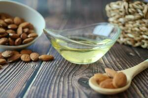 aceites de almendras y nueces frescas en la mesa foto