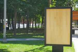 de madera firmar en el un parque con Copiar espacio concepto. foto