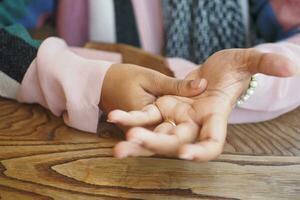 manos de mujeres jóvenes que sufren dolor de muñeca, foto