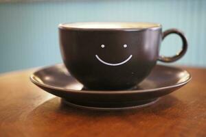 negro café taza con sonrisa forma diseño en eso foto