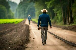 un hombre caminando abajo un suciedad la carretera con un sombrero en. generado por ai foto