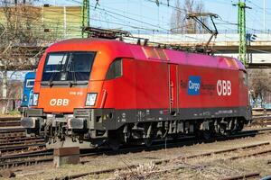 oebb austriaco vias ferreas locomotora tren a estación. ferrocarril transporte y envío. internacional tren transporte. foto