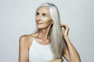 hermosa mayor mujer con largo gris cabello. belleza, Moda y antiguo personas concepto. foto