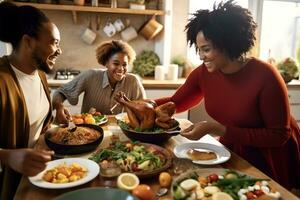 contento africano americano familia teniendo acción de gracias almuerzo a comida mesa. foto