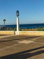 corniche con vista a el mar en víspera foto