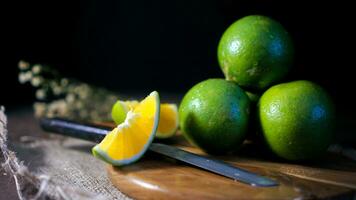 naranja Fruta con verde cáscara, medio parte, y rebanada con oscuro estado animico fotografía foto