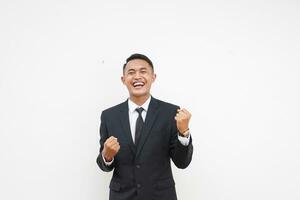 retrato joven asiático empresario contento con sonriente cara puño bomba mano aislado en blanco antecedentes foto