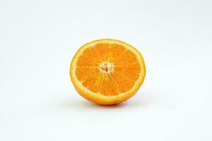 aislado medio un rebanada de Fresco naranja Fruta en blanco antecedentes con un sombra foto