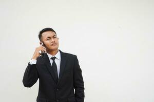 retrato joven asiático empresario vocación utilizar móvil teléfono, hablar acerca de negocio aislado en blanco antecedentes foto