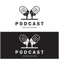 podcast logo con micrófono y auricular audio, radio ondas. para estudio, hablar espectáculo, charlar, información intercambio, entrevista, multimedia y web. vector