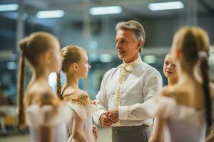 ballet Maestro ofrecimiento realimentación a un grupo de dedicado joven bailarines foto