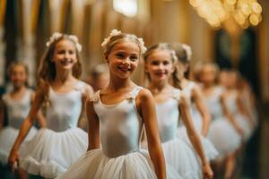 un salón de clases de ambicioso joven bailarinas graciosamente bailando en unísono foto