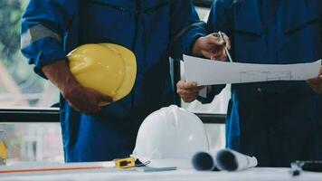 Trois lourd industrie ingénieurs supporter dans tuyau fabrication usine, utilisation numérique tablette ordinateur, avoir discussion. grand tuyau assemblé. conception et construction de huile, gaz et carburants transport pipeline video