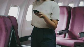 mujer de negocios mano participación tableta mientras que lleva equipaje con aeropuerto antecedentes video