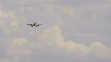 schleppend Bewegung, Flugzeug Annäherung zum Landung. Flugzeug fliegt, Vorderseite Sicht. Verkehrsflugzeug absteigend. Panorama- Aussicht von Flugzeug im Himmel. Flug Ankunft video