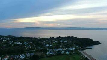 antenne visie Aan kust van zee Bij zonsondergang in helens baai, noordelijk Ierland, uk. video