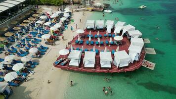 ksamil, Albanien, Sonntag 12 August 2023 erkunden tolle Blau Lagune mit tolle Kristall Wasser Aussicht Antenne Drohne Aufnahmen Sommer- Reisen wunderbar setzt zu Sein hoch Qualität sofortig Clips video