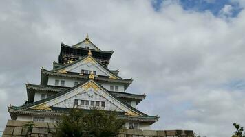 Osaka, japan på 1 okt 2023. antal fot av osaka slott på en solig sommar dag, med klar blå himmel och vit moln. de slott är ett av japans mest känd landmärken. mycket skön slott. video