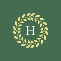moderno y natural letra h verde hojas floral logo vector