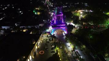 Antenne Aussicht von das Schwebe Turm beim Nacht. gorontalo Regentschaft Symbol video