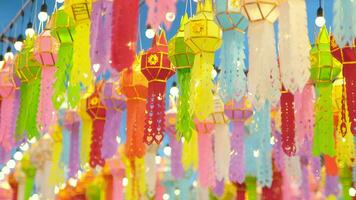färgrik lanna papper lyktor hänga i lamphun tempel. populär lykta festival under loy krathong i nordlig thailand. traditionell yi peng papper lykta. de hundra tusen lykta festival. video