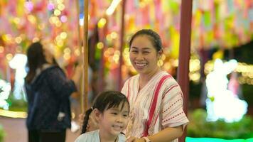 Aziatisch gezinnen maken wensen en hangen lantaarns gedurende de honderd duizend lantaarn festival of yi peng festival in noordelijk Thailand. video