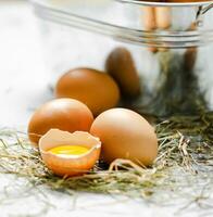 Fresco huevos en paja. foto