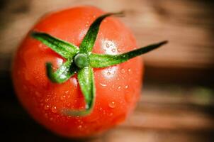 Fresco Tomates. en de madera mesa. foto