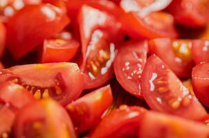 Fresco Cortado Tomates. en corte tablero. foto