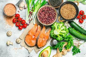 orgánico alimento. surtido de heathy comida con crudo salmón filetes . foto