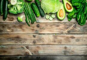 verde alimento. variedad de orgánico frutas y vegetales. foto