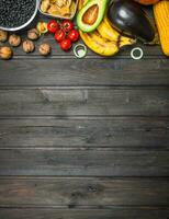 sano alimento. un variedad de orgánico frutas y verduras, legumbres, cereales. foto