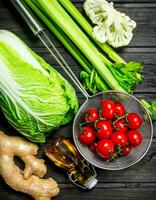 orgánico alimento. maduro Tomates con verde vegetales. foto