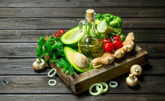 orgánico alimento. surtido de maduro vegetales en un de madera caja. foto