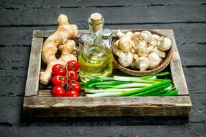 orgánico alimento. hongos con sano vegetales en un de madera caja. foto