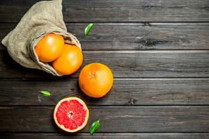 pomelos en un bolsa. foto