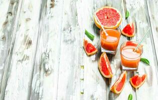 Juice and grapefruit slices. photo