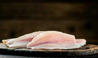 Fresco pescado filete en un corte tablero. foto