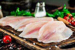 Fresco pescado filete en un corte tablero. foto