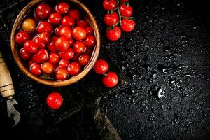 decapado maduro hecho en casa Tomates en el mesa. foto