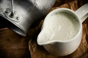 un jarra de Fresco Leche en el mesa. foto