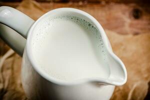 un jarra de Fresco Leche en el mesa. foto