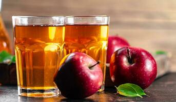 jugo desde rojo manzanas en un vaso. foto