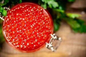 un lleno lata de rojo caviar. foto