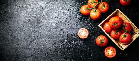 maduro Tomates en un cesta. foto