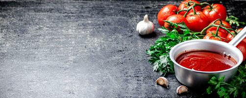 tomate salsa en un salsa rodar con perejil. foto