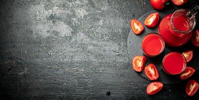 tomate jugo en un Roca tablero. foto